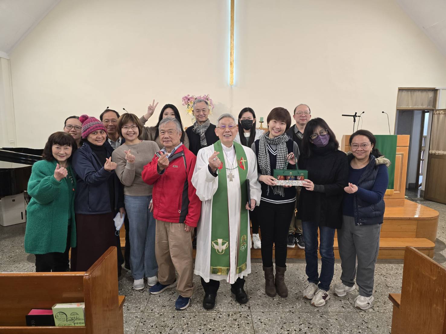 2025.02.23 魏院長贈送禮盒給王微儂老師