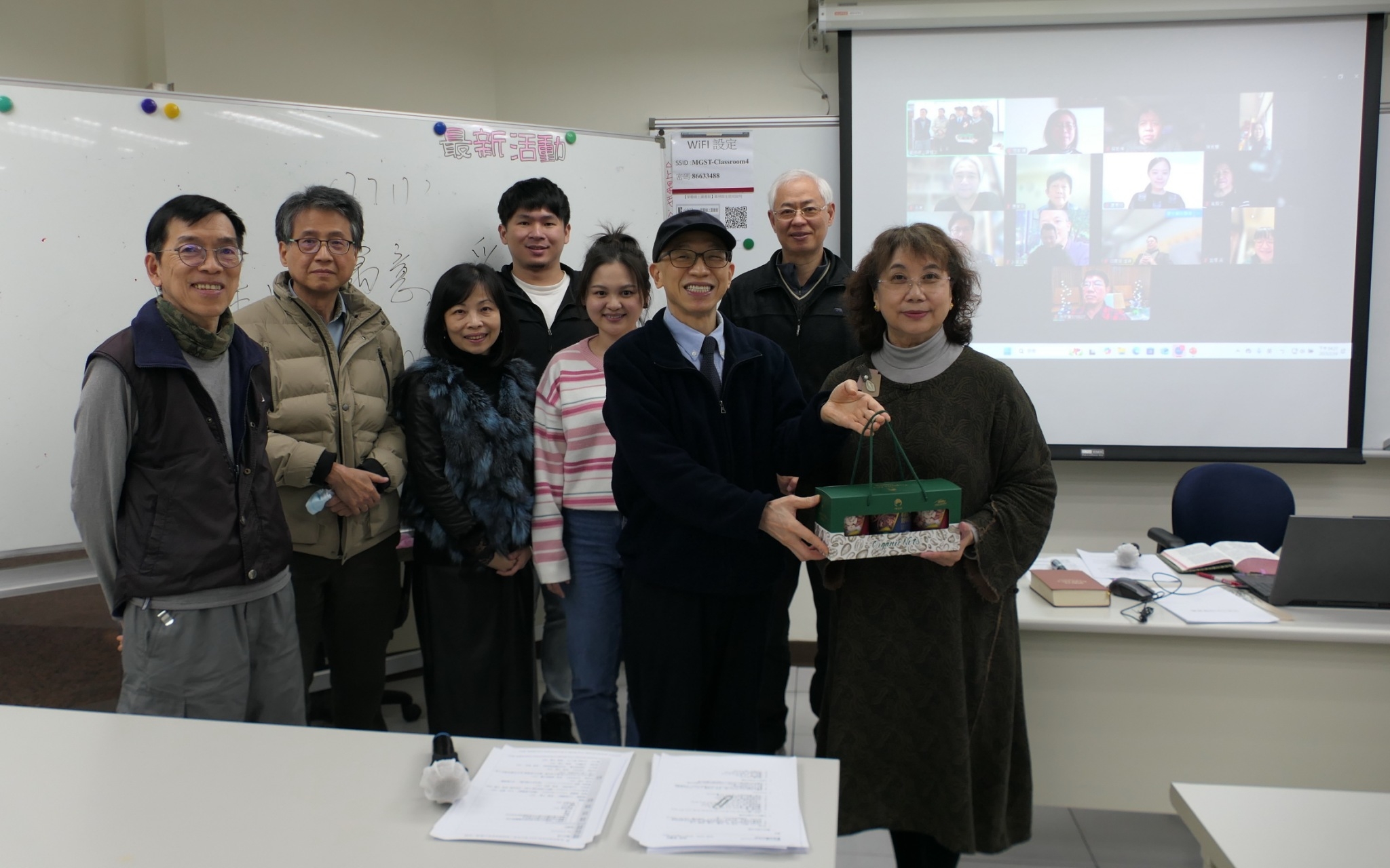 2025.02.24 魏院長致贈禮盒給蔡蕙秋老師