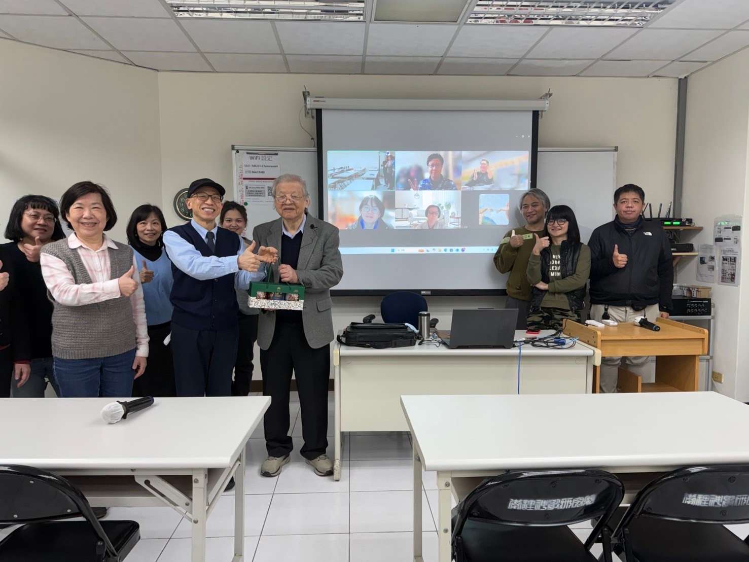 2025.02.25 魏院長致贈禮盒給廖上信老師