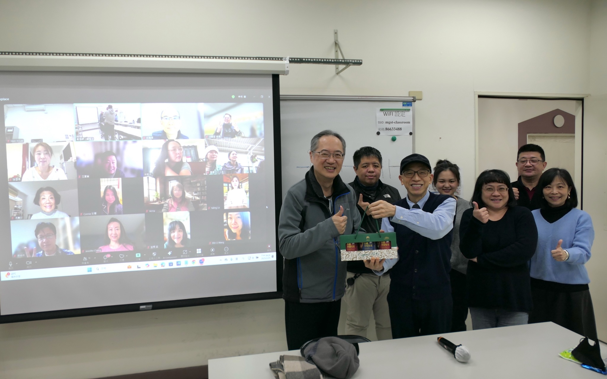 2025.02.25 魏院長致贈禮盒給李信毅老師