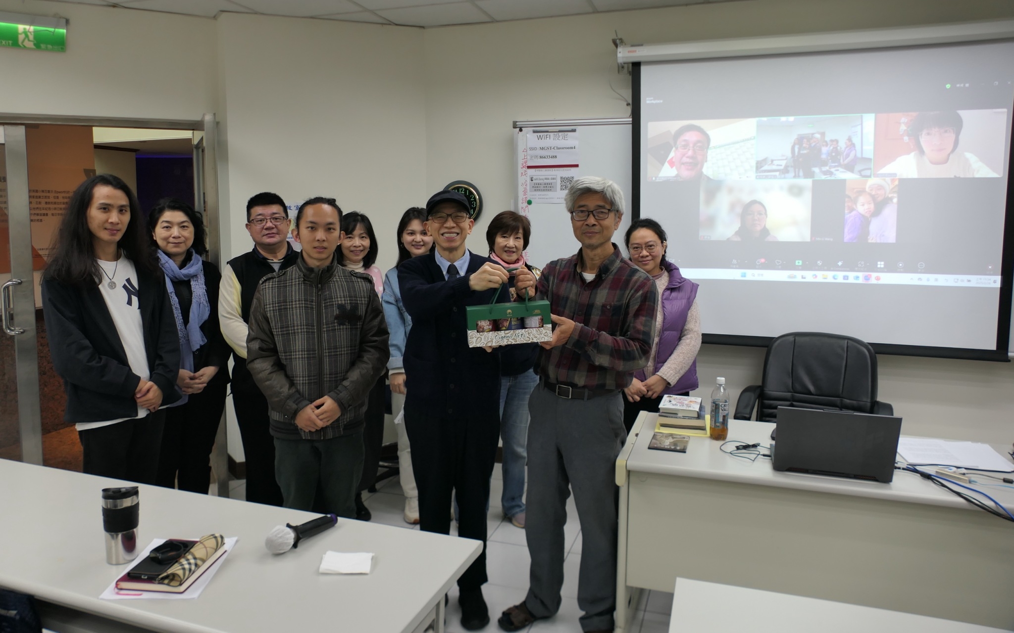 2025.02.26 魏院長致贈禮盒給曾念粵老師