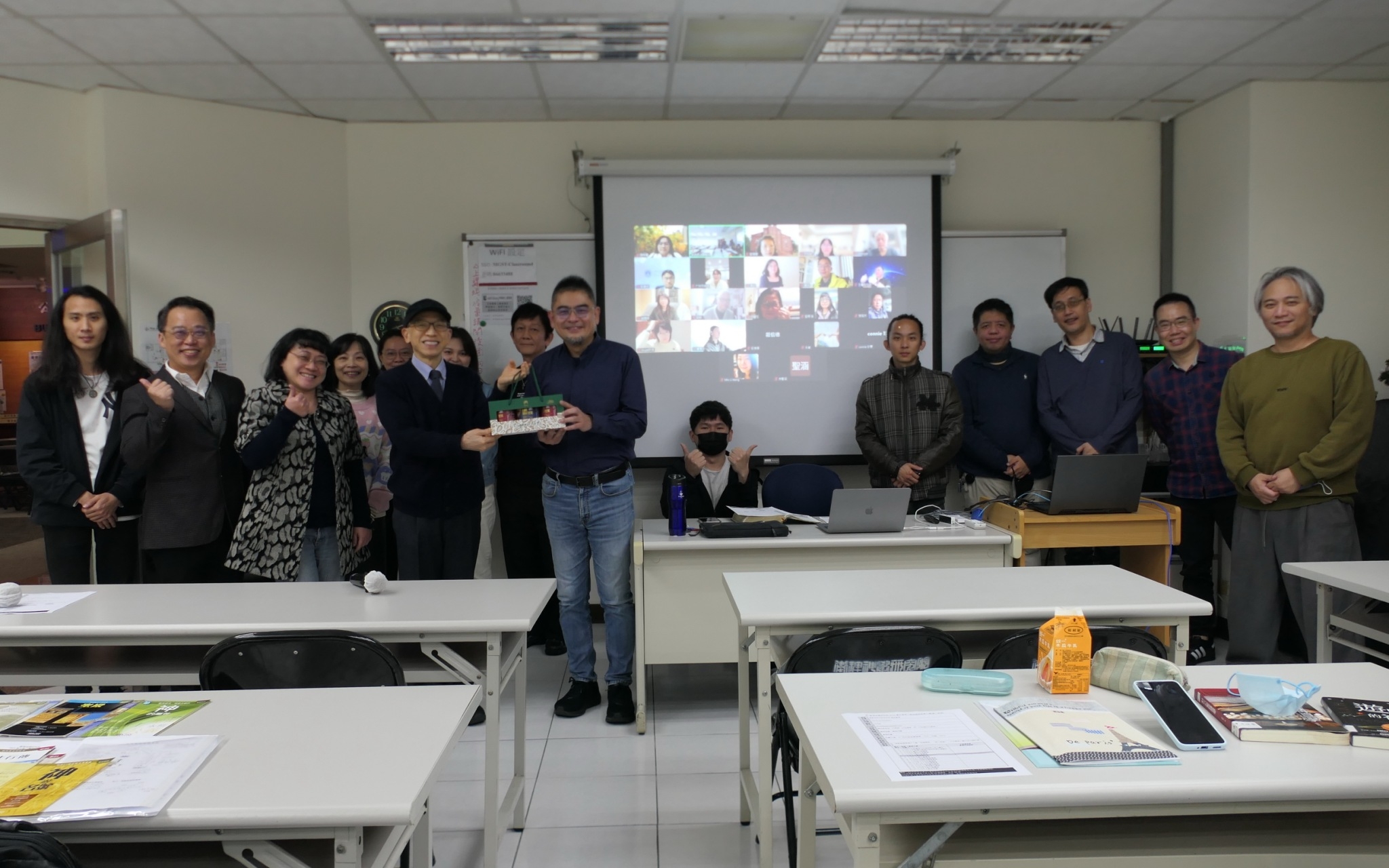 2025.02.26 魏院長致贈禮盒給莊信德老師