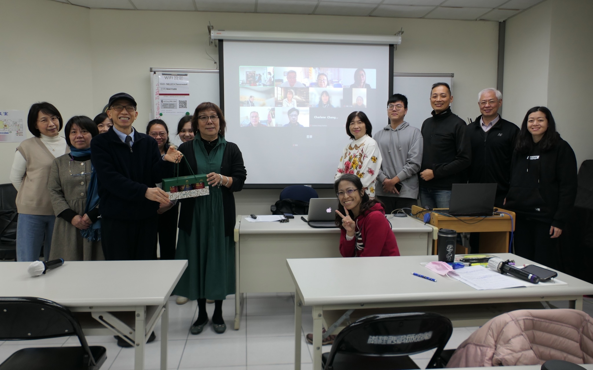 2025.02.28 魏院長致贈禮盒給張傳琳老師