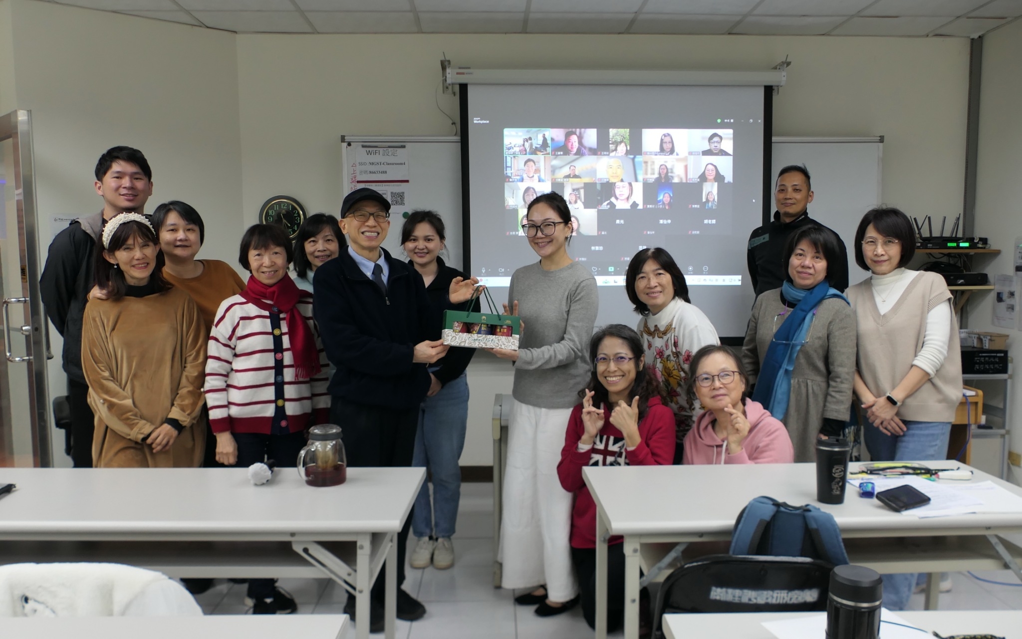 2025.02.28 魏院長致贈禮盒給胡瑞芝老師