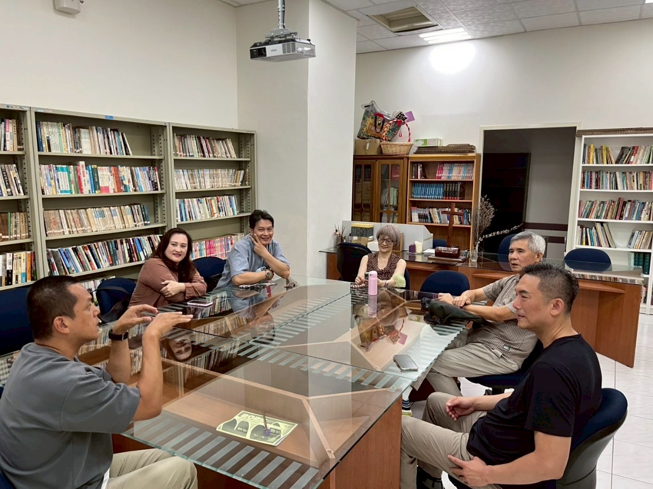 2025.08.11 衛神校友聯誼聚餐 01_校友們於母校第一教室敘舊