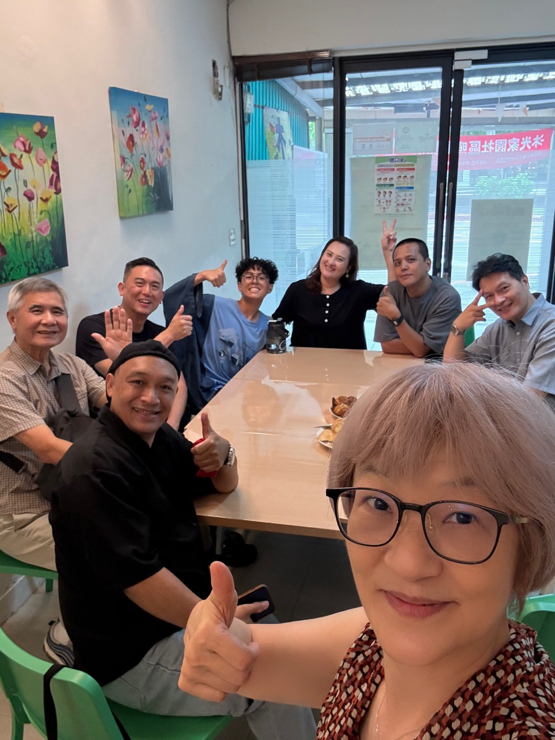 2025.08.11 衛神校友聯誼聚餐 02_校友們於沐光家園交誼廳合影