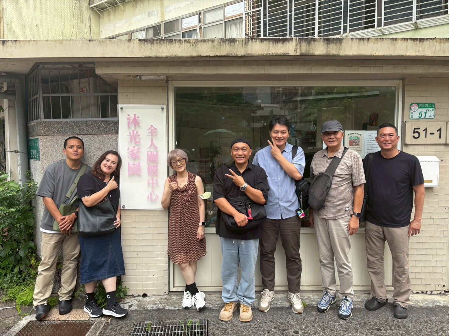 2025.08.11 衛神校友聯誼聚餐 03_校友們於沐光家園門口合影