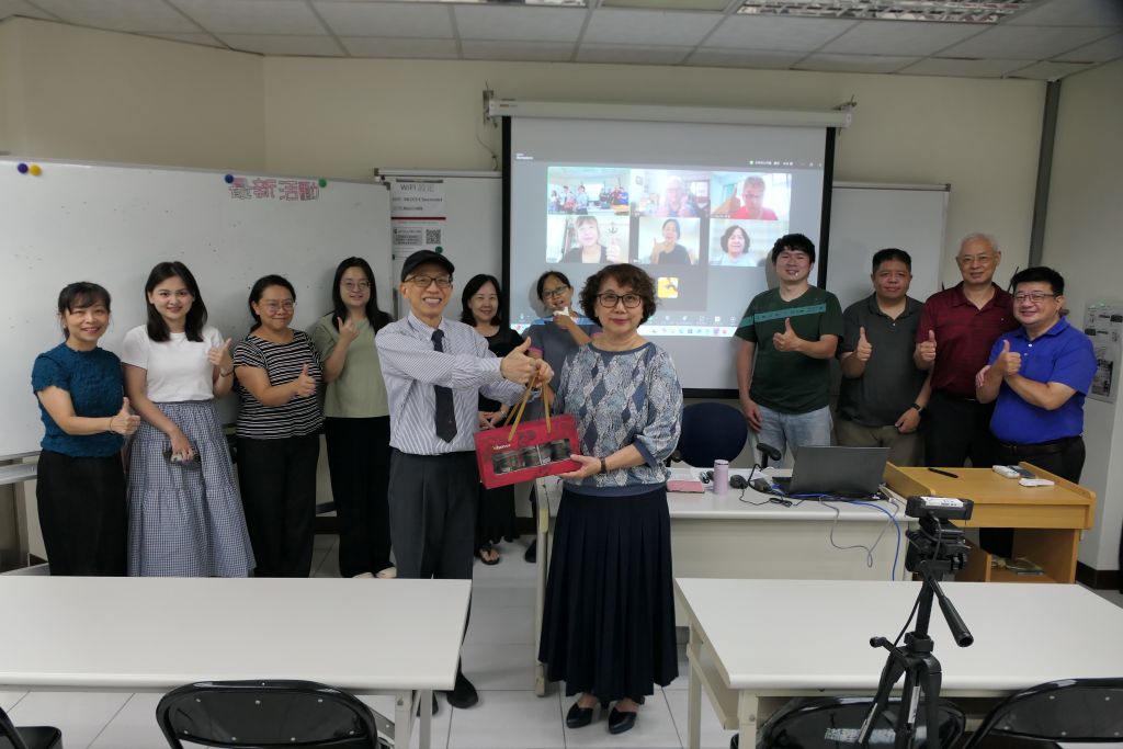 2025.09.15 魏院長致贈禮盒給蔡蕙秋老師