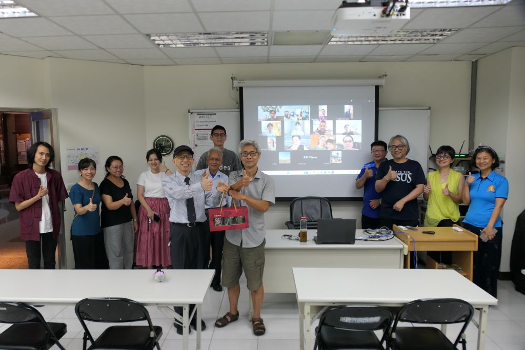 2025.09.17 魏院長致贈禮盒給曾念粵老師