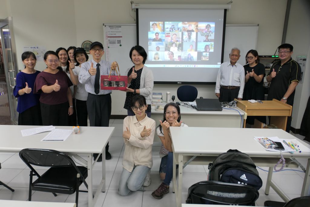 2025.09.18 魏院長致贈禮盒給鍾佩芳老師