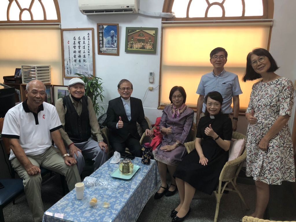 2025.11.09  林院長受邀至台中衛理堂〔衛神主日〕證道，與怡君牧師執事同工們合影 02