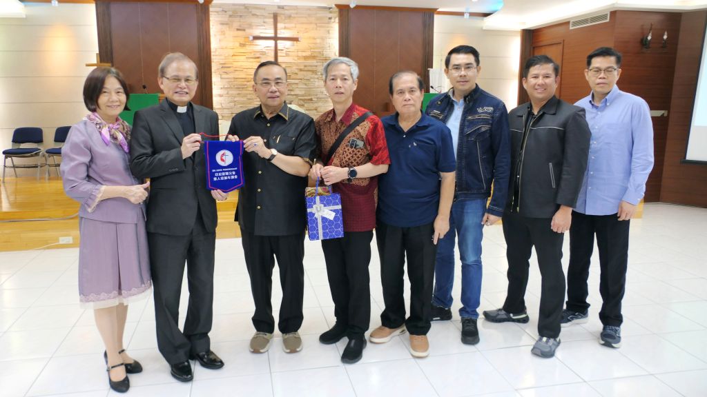 2025.11.10 接待印尼衛理公會華人發展年議會參訪團〔吳大衛會督致贈錦旗〕02