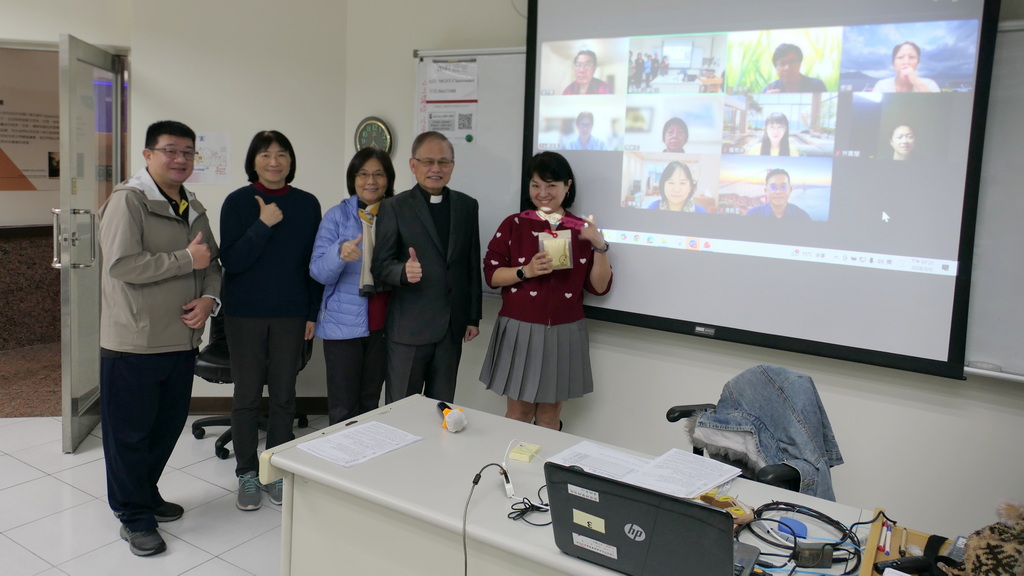 2026.03.03 林院長致贈禮物給蔡甯老師