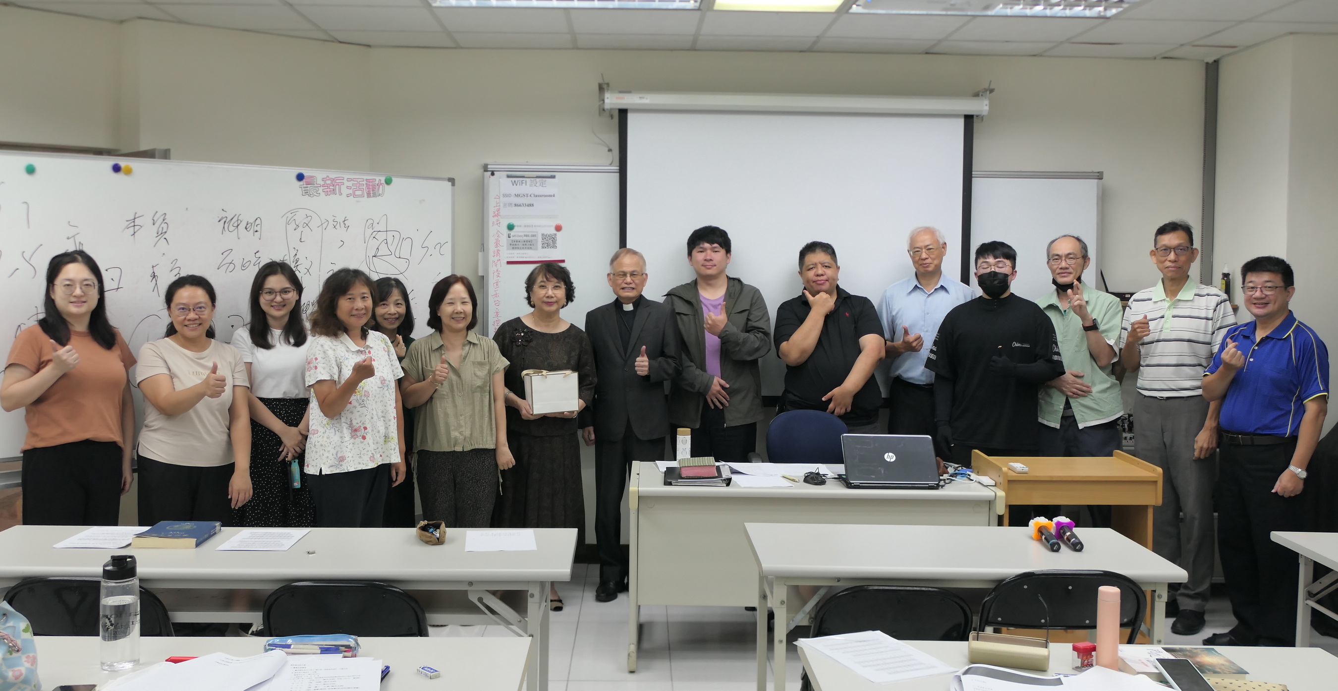 20260914 林院長致贈教師節禮盒給蔡蕙秋老師