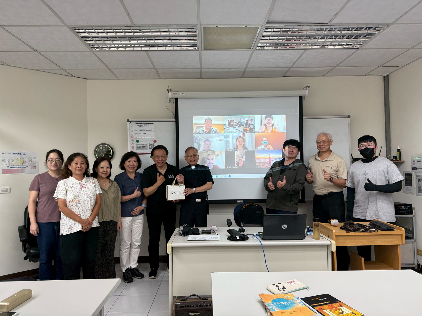 20260915 林院長致贈教師節禮盒給簡英材老師