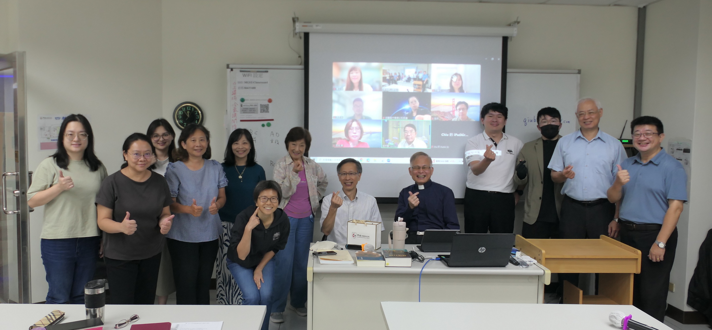20260916 林院長致贈教師節禮盒給邱啟榮老師