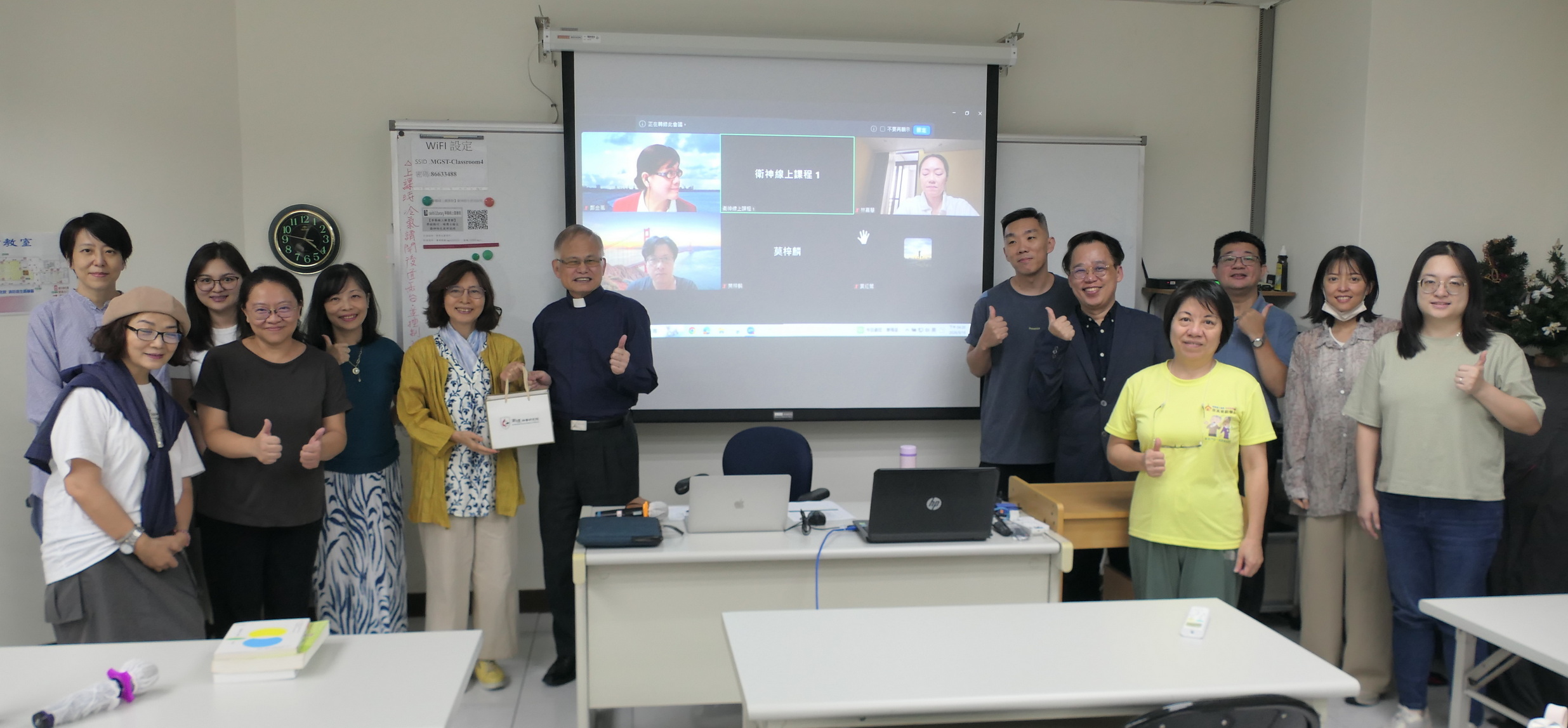 20260916 林院長致贈教師節禮盒給賈紅鶯老師