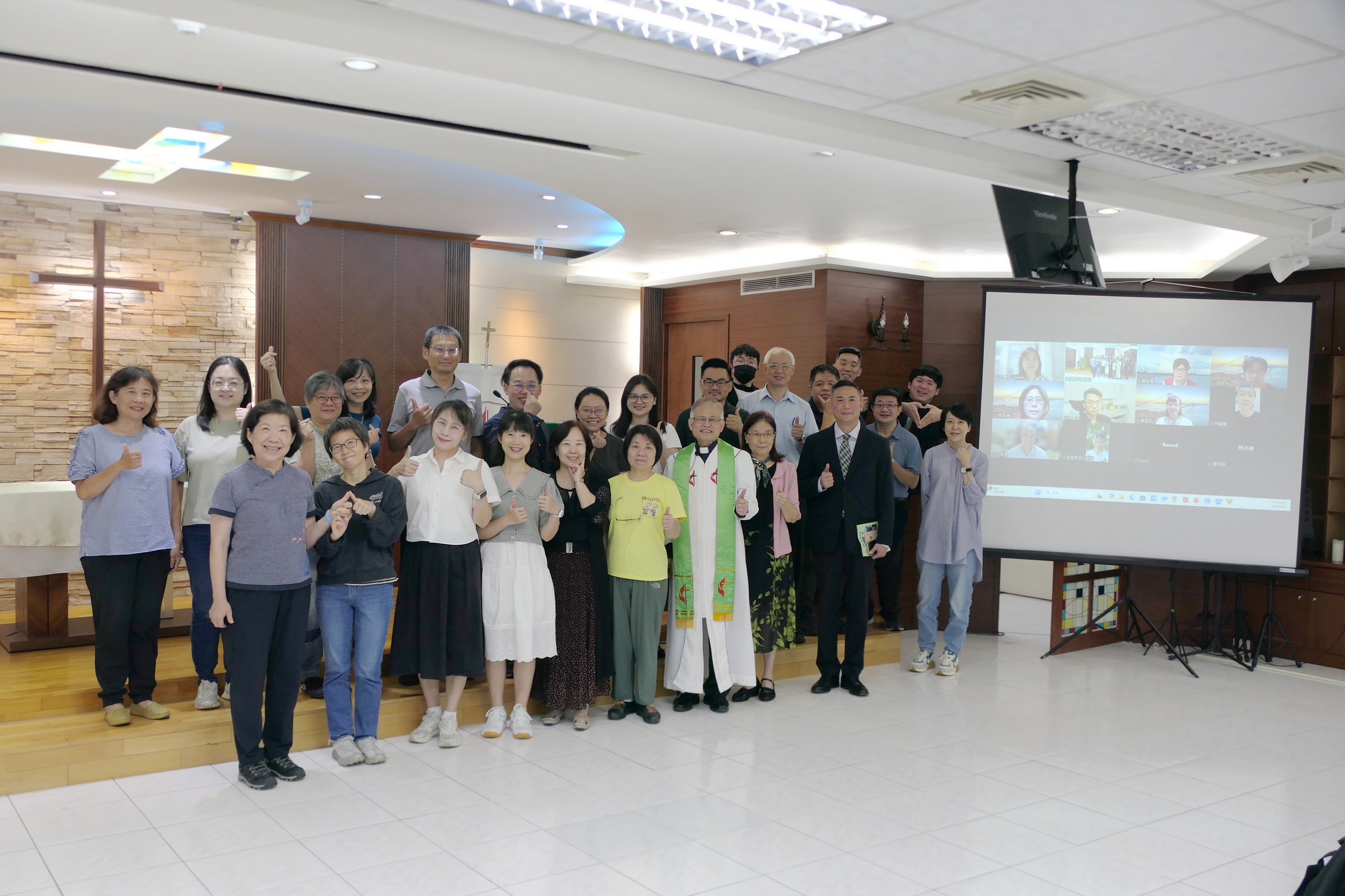 20260916 開學禮拜林院長與師生同工合照01