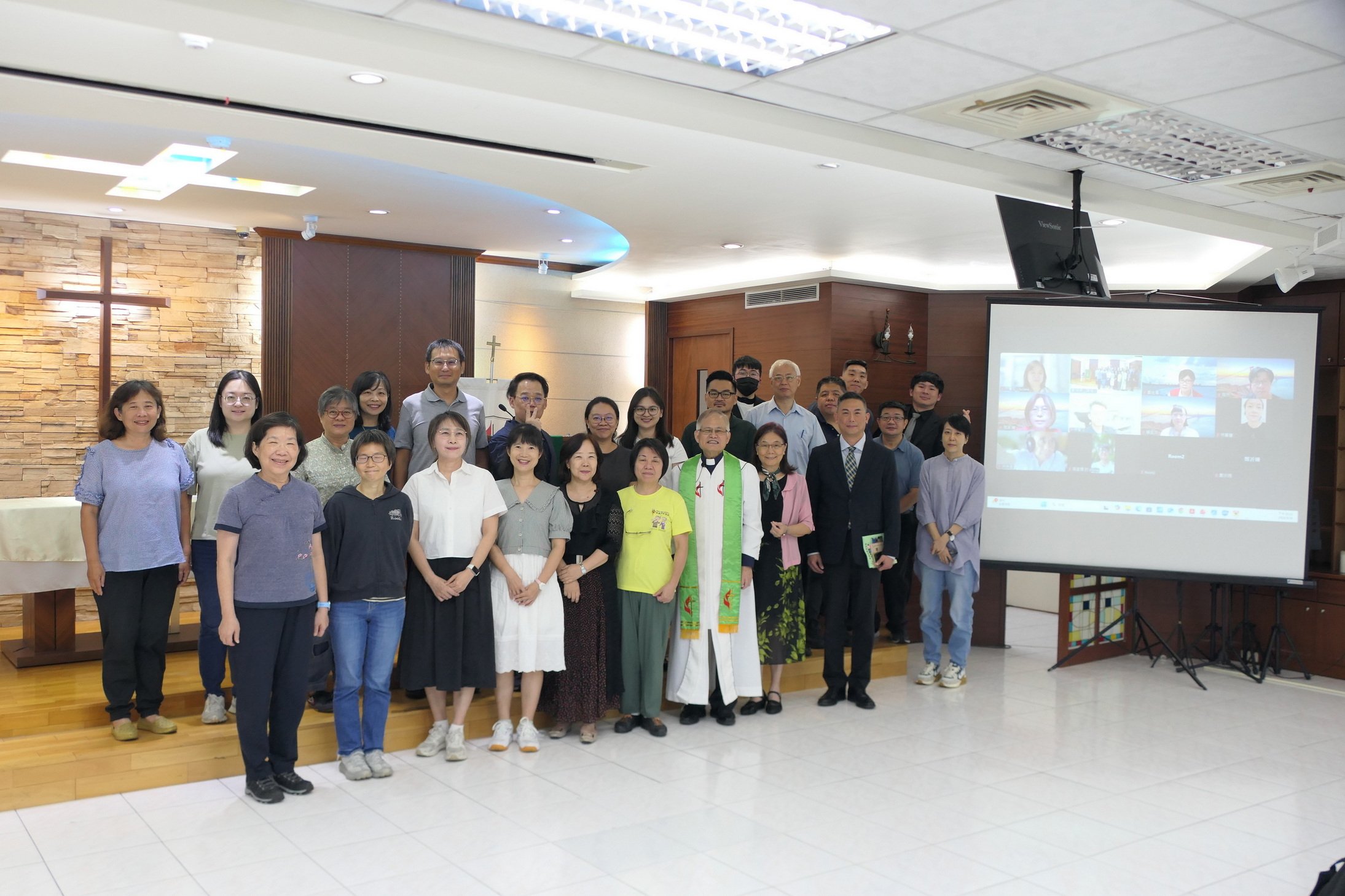 20260916 開學禮拜林院長與師生同工合照02