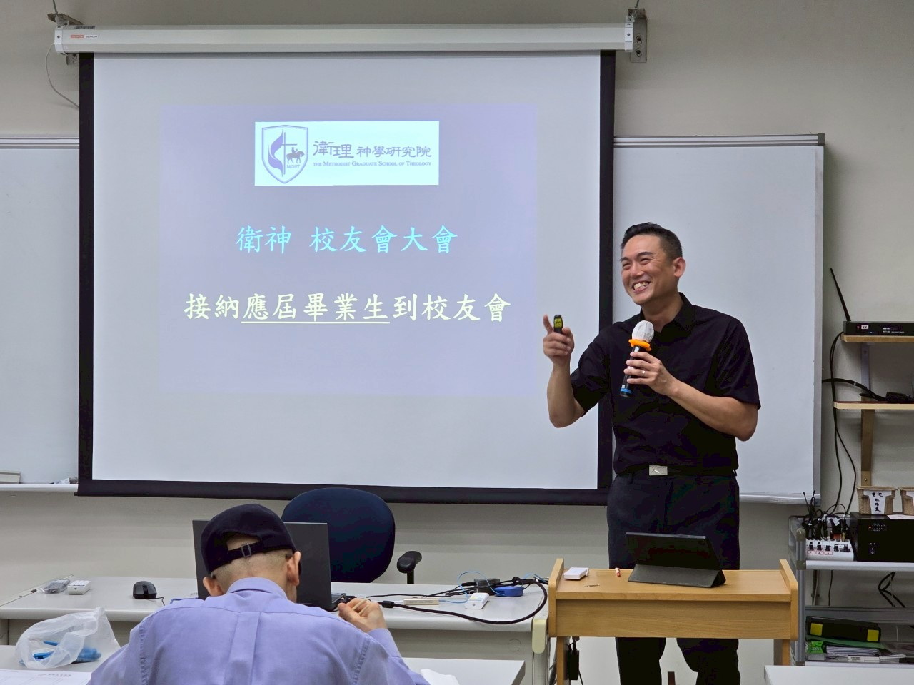 02 武揚會長致贈電子禮券給每位畢業生