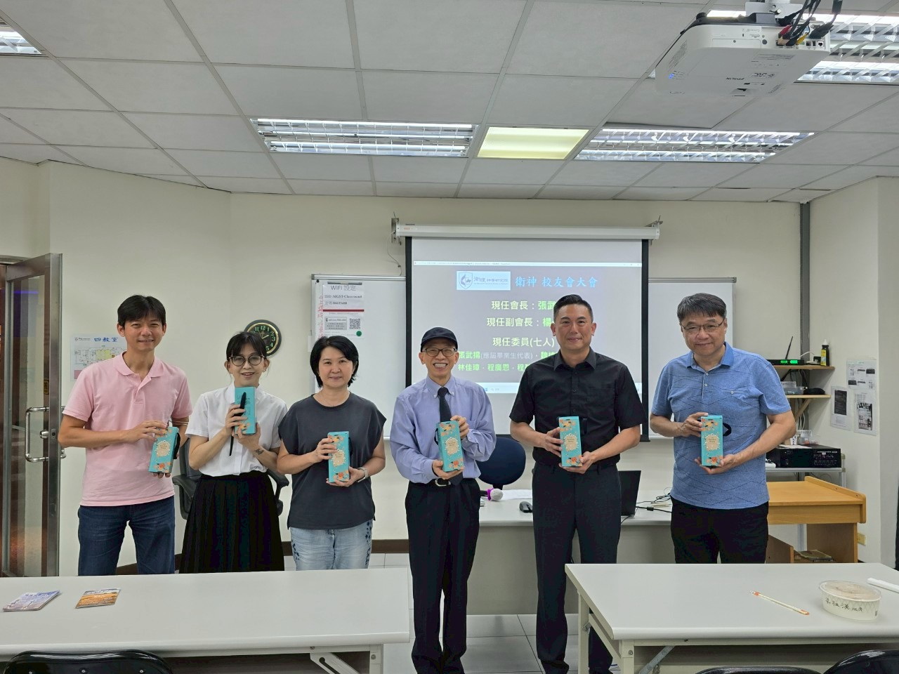 07 武揚會長致贈禮物給新任校友會副會長及委員